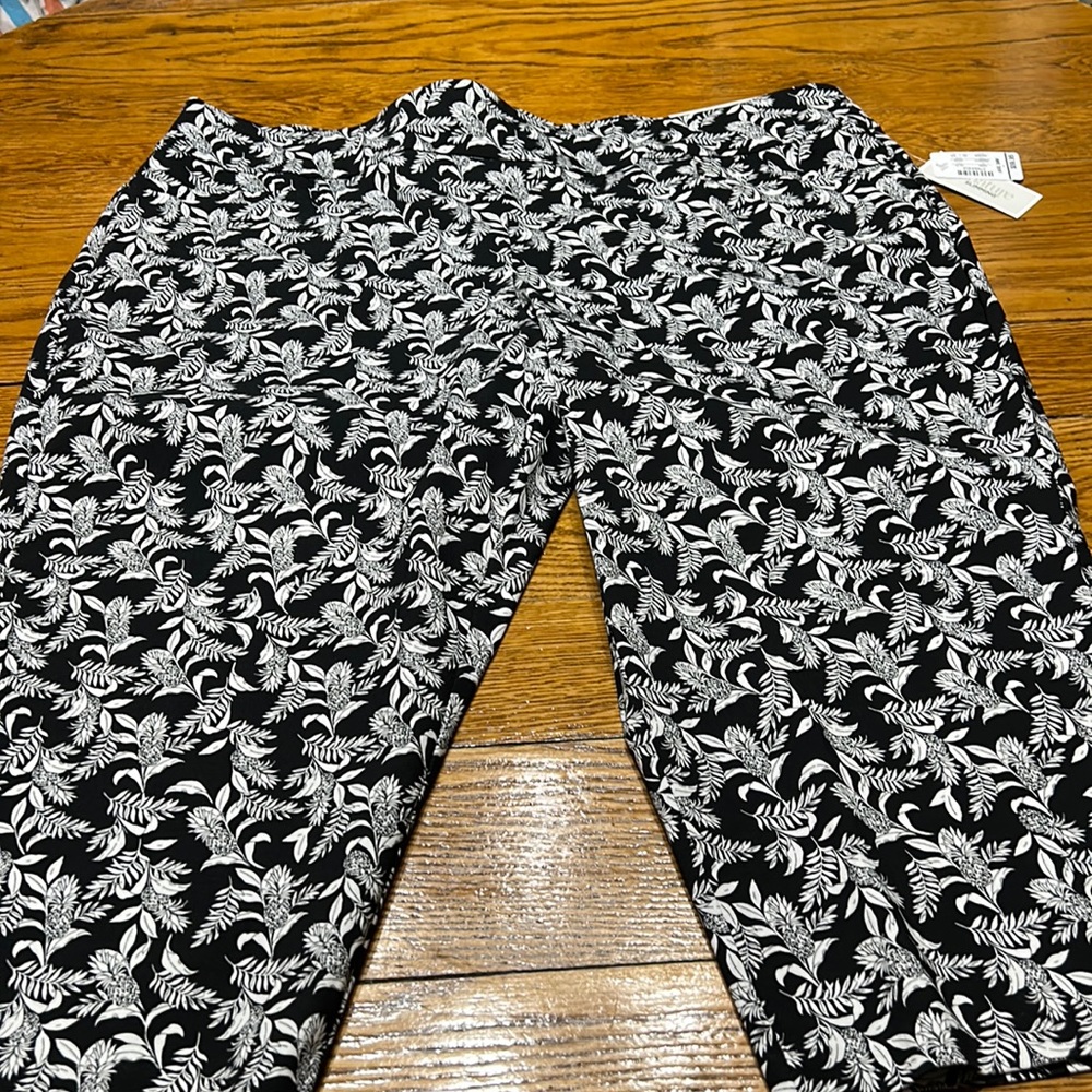 C. J. Banks by Christopher & Banks So Slimming pull on crop pants. Size 24W.